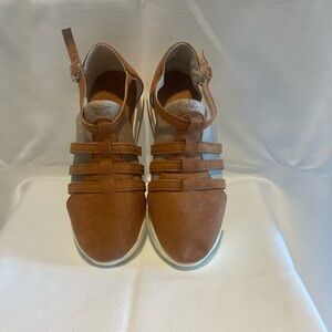 Comfortable brown strap sandals